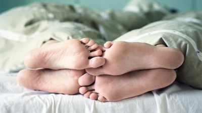 playing_footsy