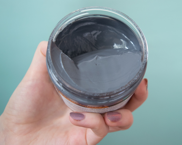 Les boutons sur la personne la sortie de la peau